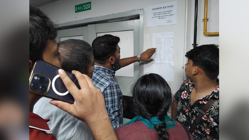 ‘ভাই কোথাও দেখেছেন আমার কলিজার টুকরাকে, একটু খুঁজে দেন না’